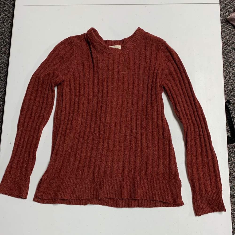 Ribbed sweater with criss cross back design
